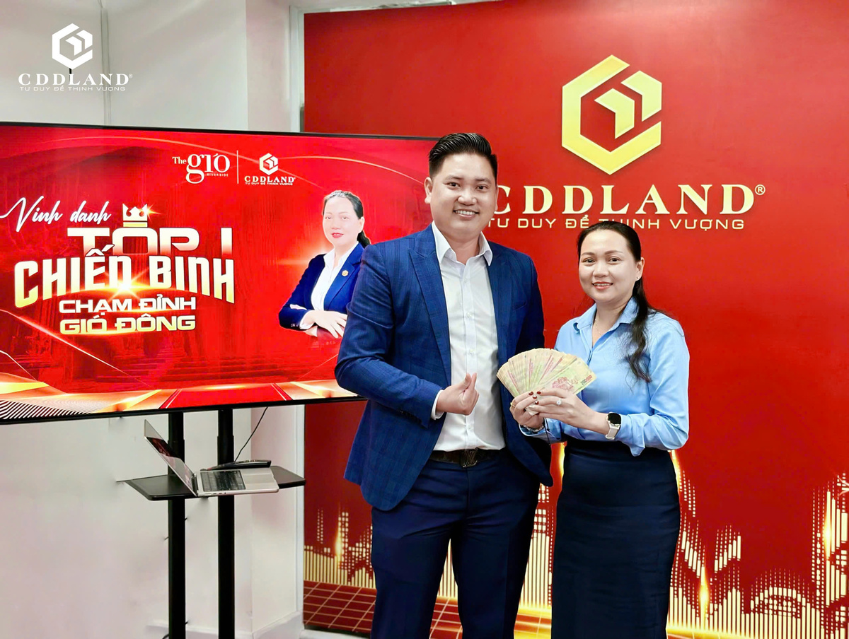 Châu Đại Dương trao thưởng TOP 1 chiến dịch Gió Đông dự án The Gió Riverside 