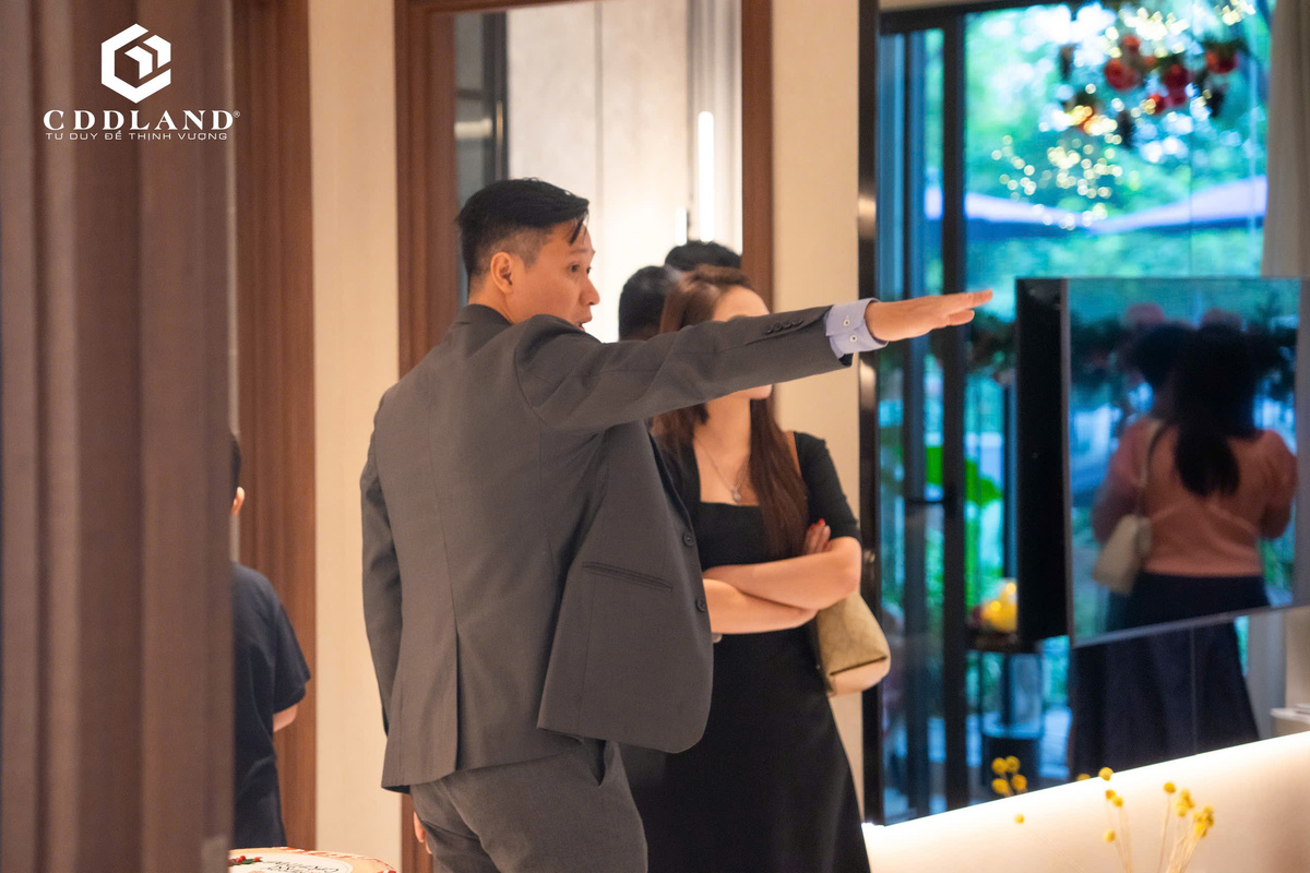 Chuyên viên kinh doanh Châu Đại Dương tư vấn khách hàng tại dự án Setia Edenia