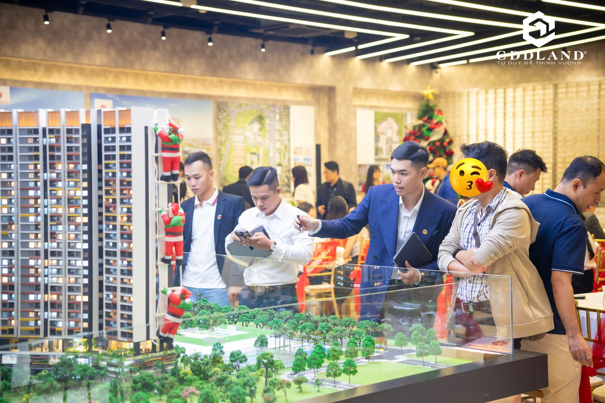 Chuyên viên kinh doanh Châu Đại Dương tư vấn khách hàng tại dự án Setia Edenia